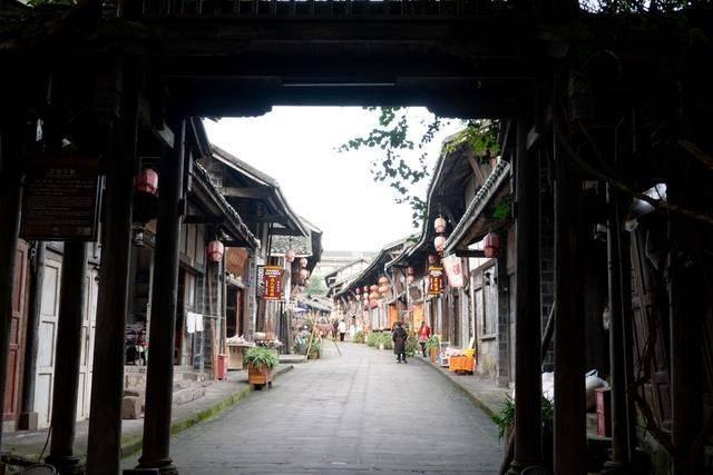 爱心校长用爱陪伴困境儿童逐光而行
